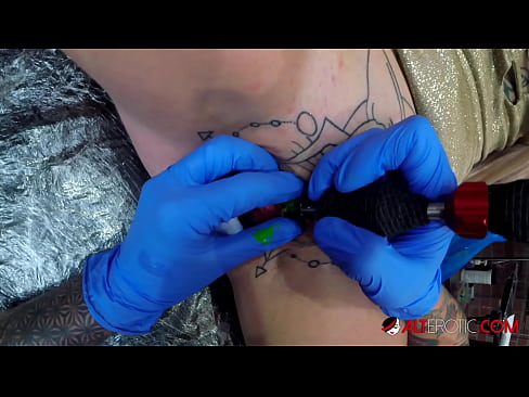 ❤️ Ekstremt tatovert hottie Sully Savage tok en tatovering på klitoris ☑ Kvalitetsporno hos oss ❌❤